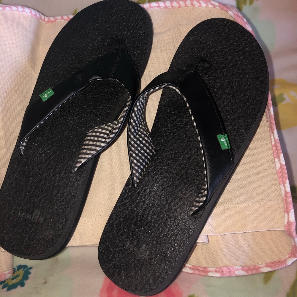 Like new WMNS black Sanuk sandals